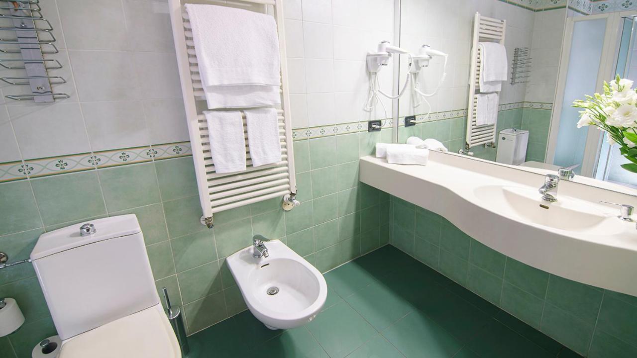 Bes Hotel Villa Zoia Boltiere Bagian luar foto
